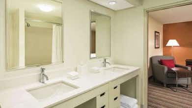 Hotel Four Points by Sheraton Bentonville photo 1