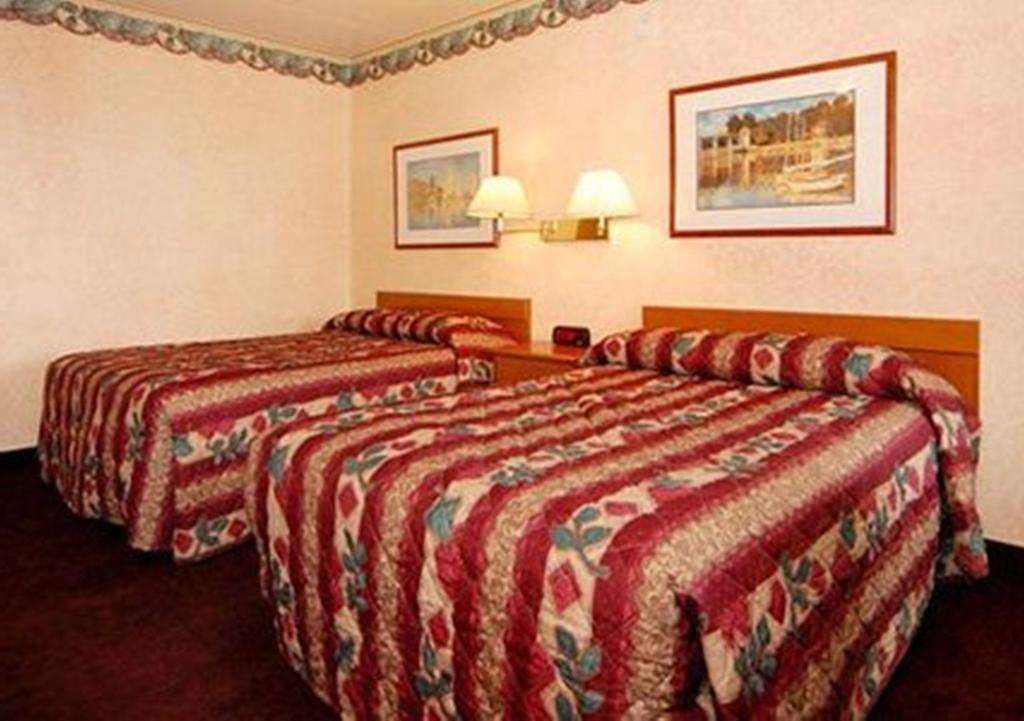 Hotel Econo Lodge Northeast photo 1