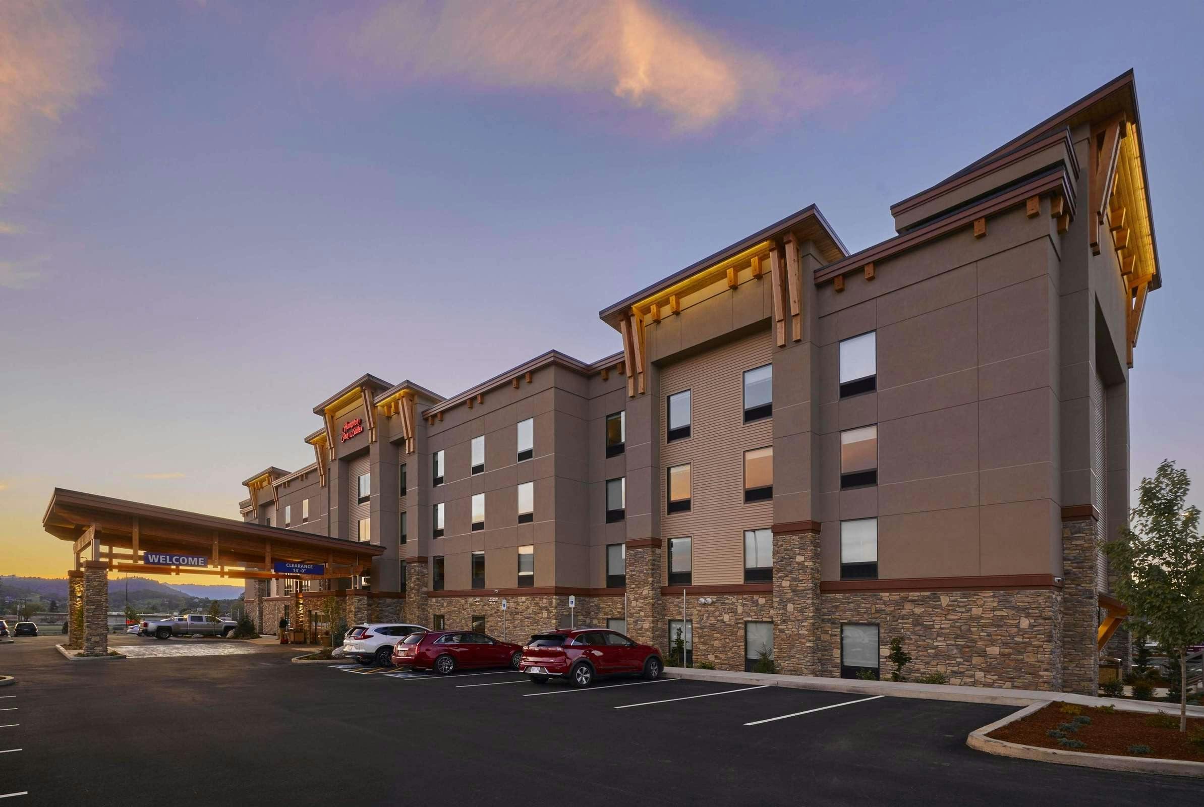 Hotel Hampton Inn and Suites Roseburg photo 1