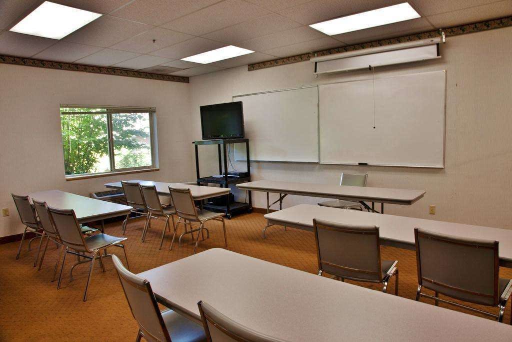 Hotel Quality Inn & Suites Wilsonville OR photo 2