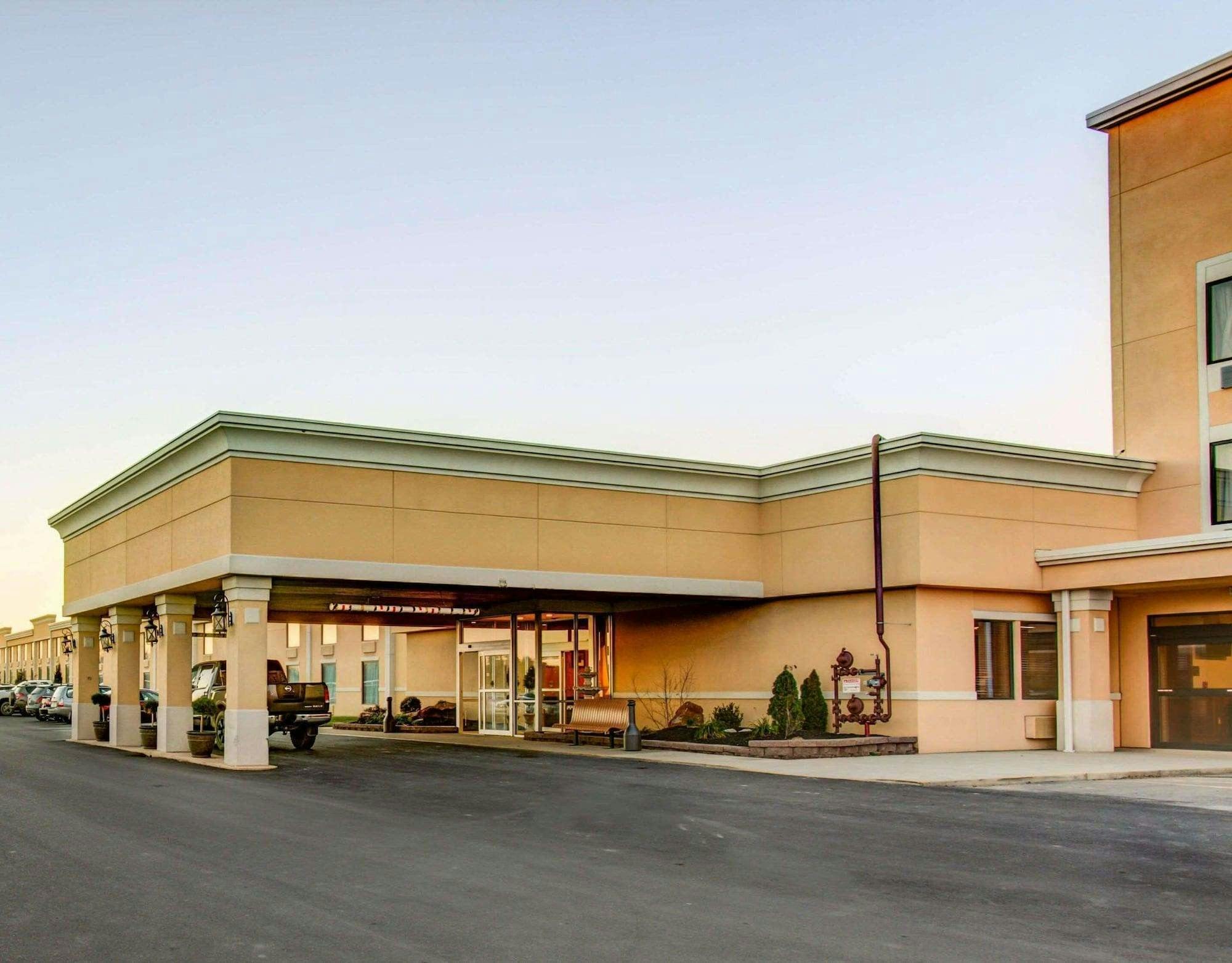 Hotel Comfort Inn & Suites Triadelphia - Wheeling photo 1