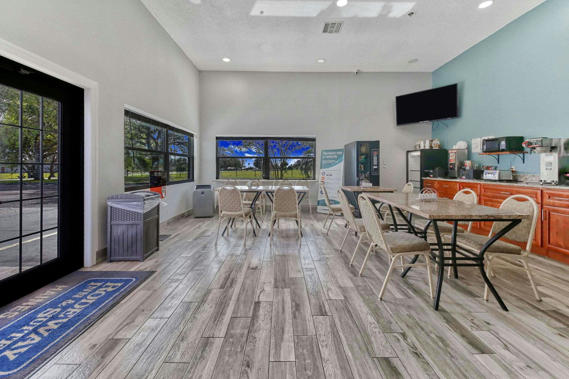 Hotel Rodeway Inn & Suites Haines City - Winter Haven photo 3