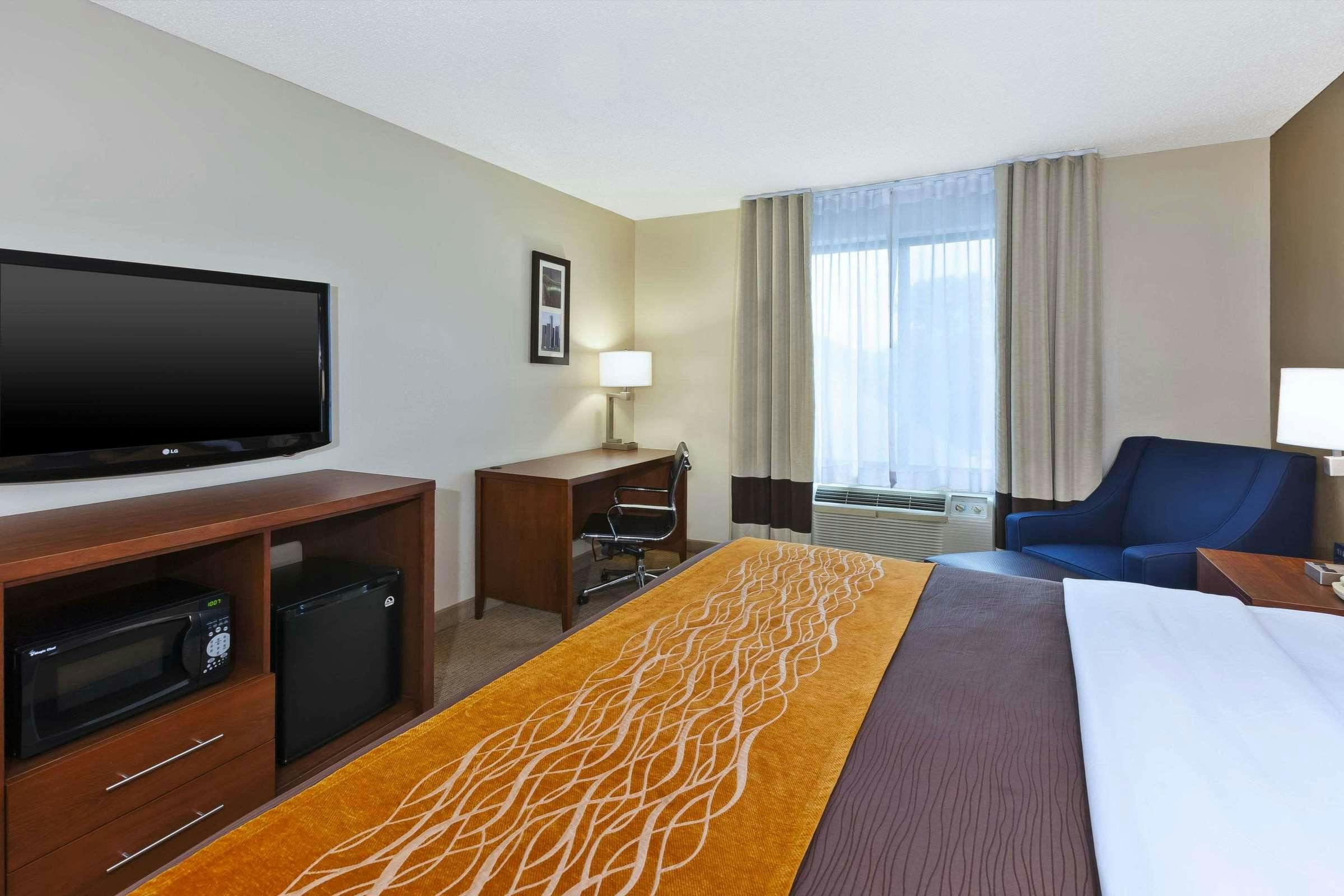 Hotel Comfort Inn & Suites Taylor - Detroit photo 2