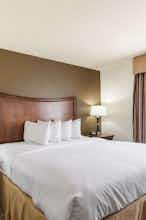 Hotel Quality Suites Huntsville Near University photo 1
