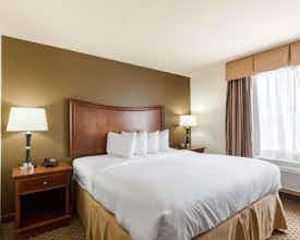 Hotel Quality Suites Huntsville Near University photo 4