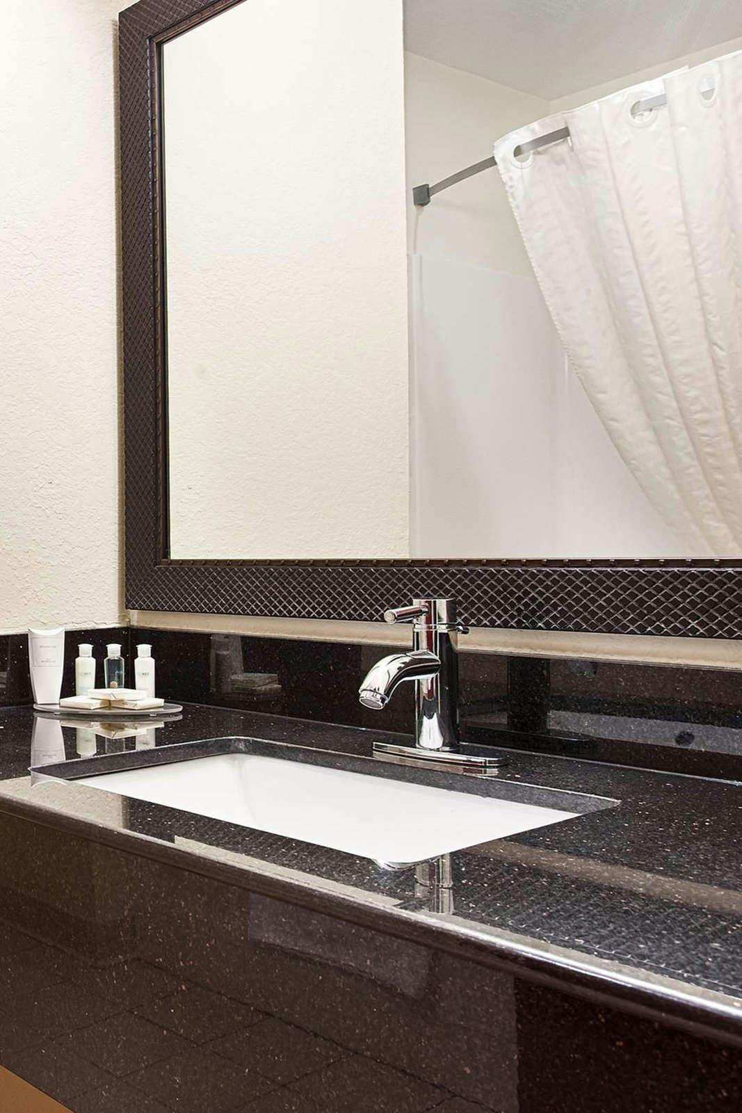 Hotel Best Western Concord Inn & Suites photo 4