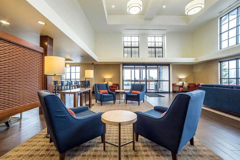 Hotel Comfort Suites Airport-University photo 2