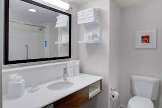 Hotel Hampton Inn and Suites Manchester photo 4