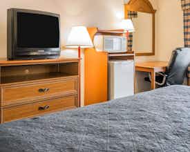 Hotel Quality Inn Kalamazoo near Wings Stadium photo 2