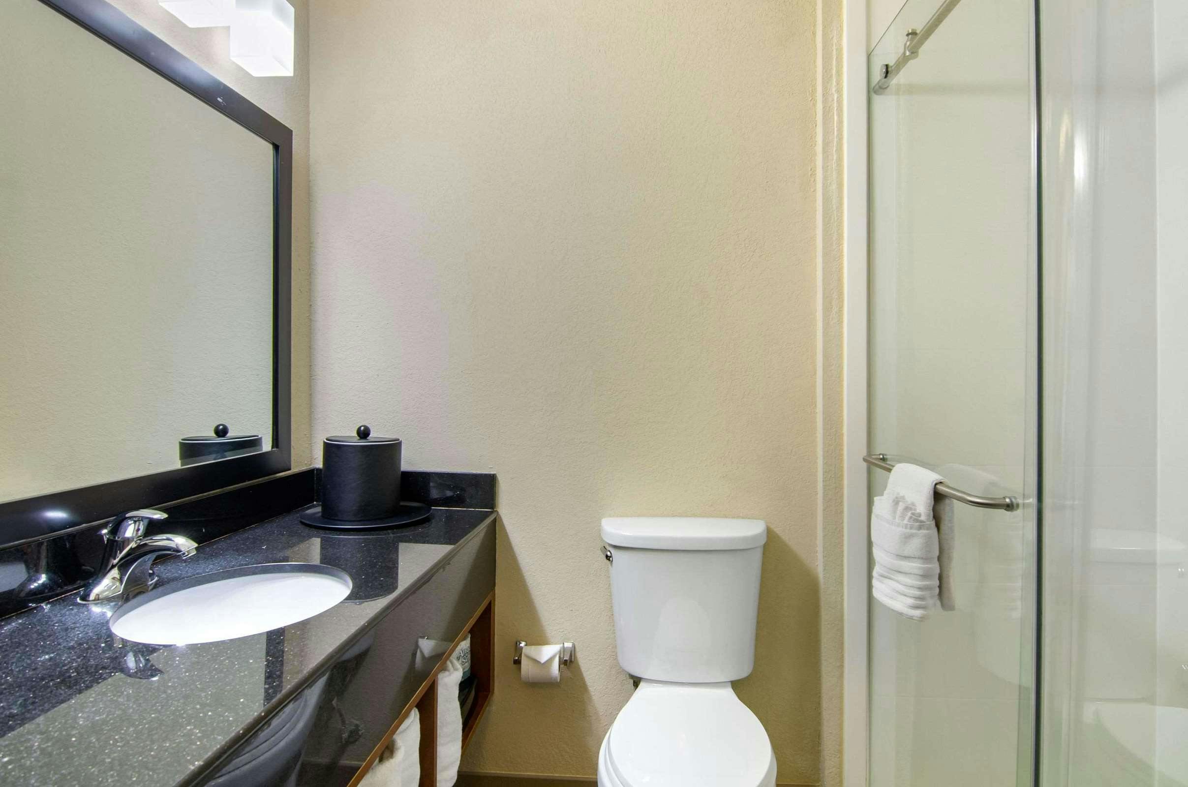 Hotel Comfort Inn & Suites Kansas City - Northeast photo 5