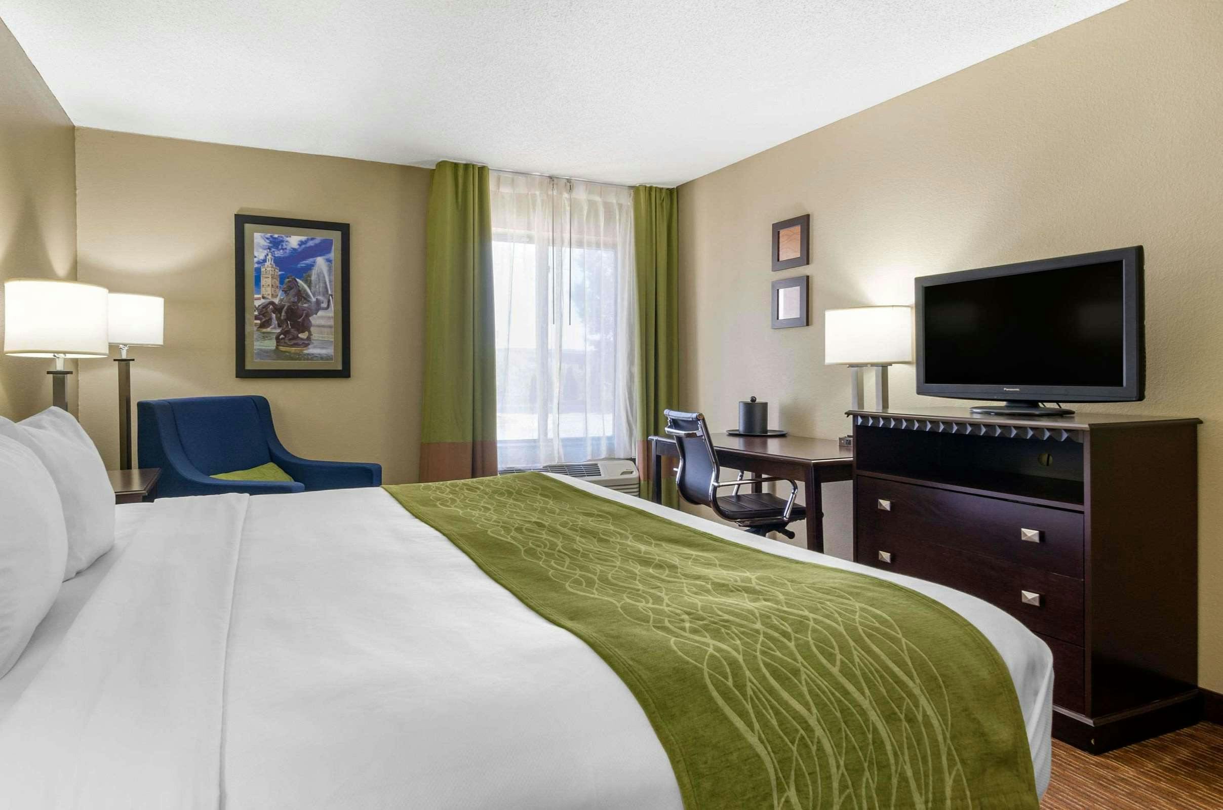 Hotel Comfort Inn & Suites Kansas City - Northeast photo 2