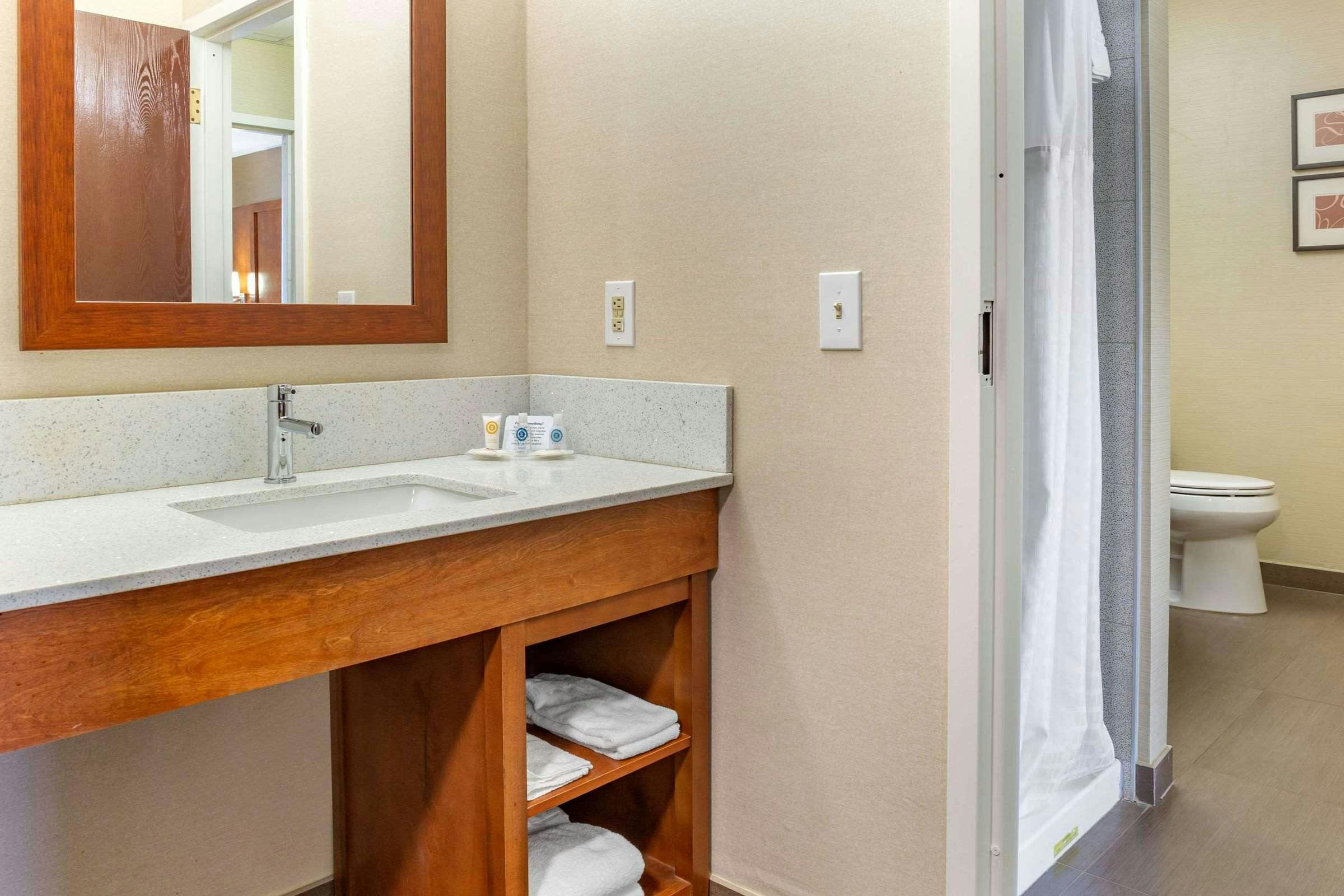 Hotel Comfort Suites Dover University Area photo 3