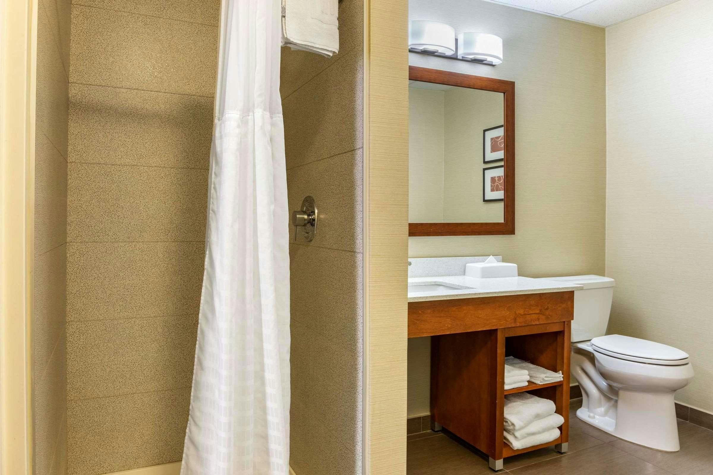 Hotel Comfort Suites Dover University Area photo 4