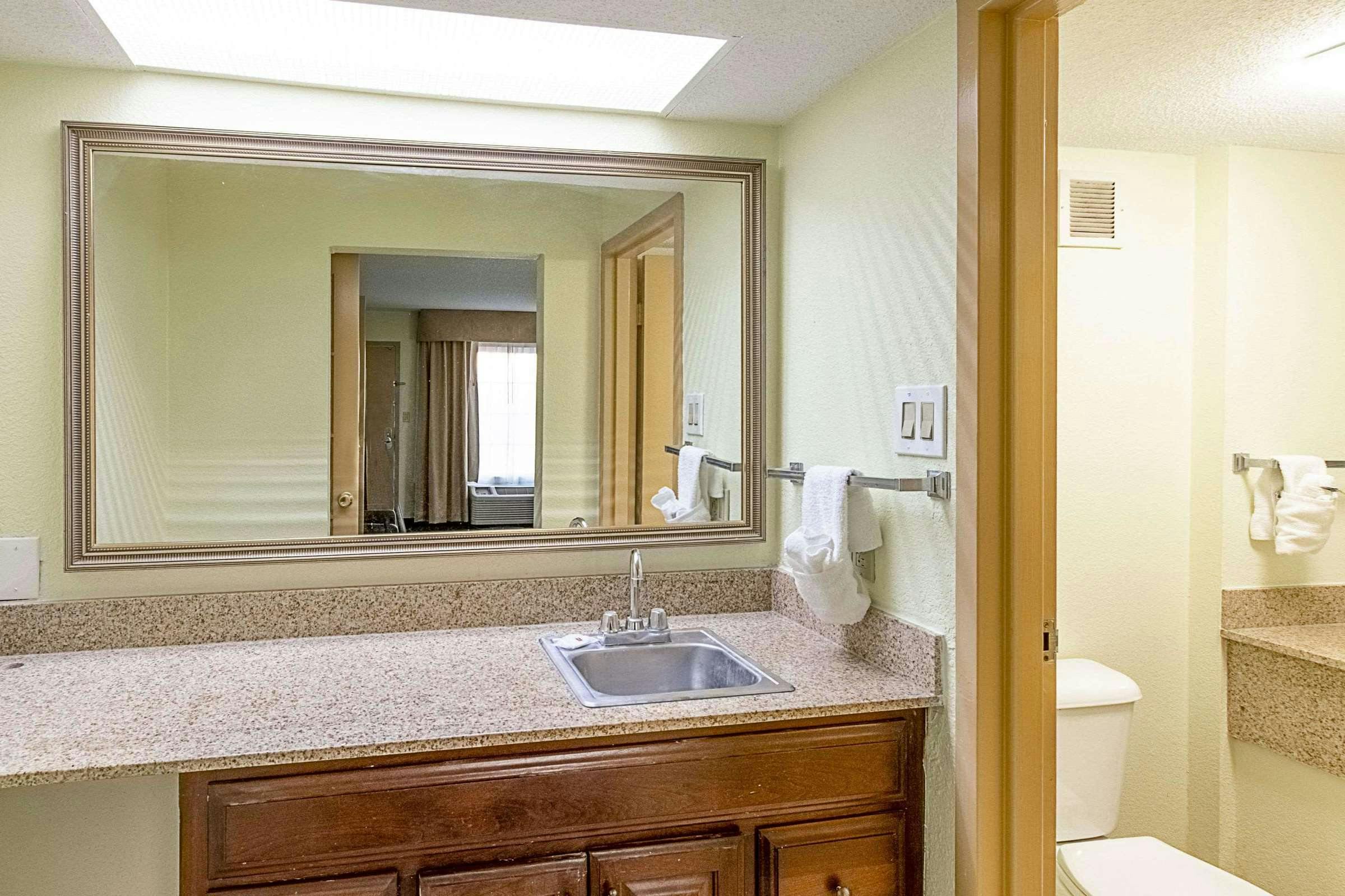 Hotel Clarion Inn Columbia Airport photo 5