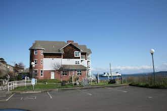 Hotel THE TIDES INN & TIDES SUITES photo 2