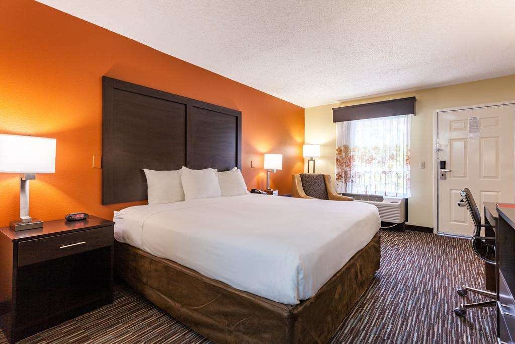 Hotel Clarion Pointe Biltmore Village photo 5