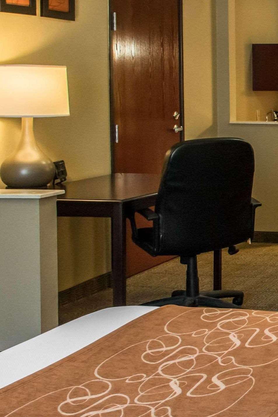 Hotel Spark by Hilton Round Rock photo 2
