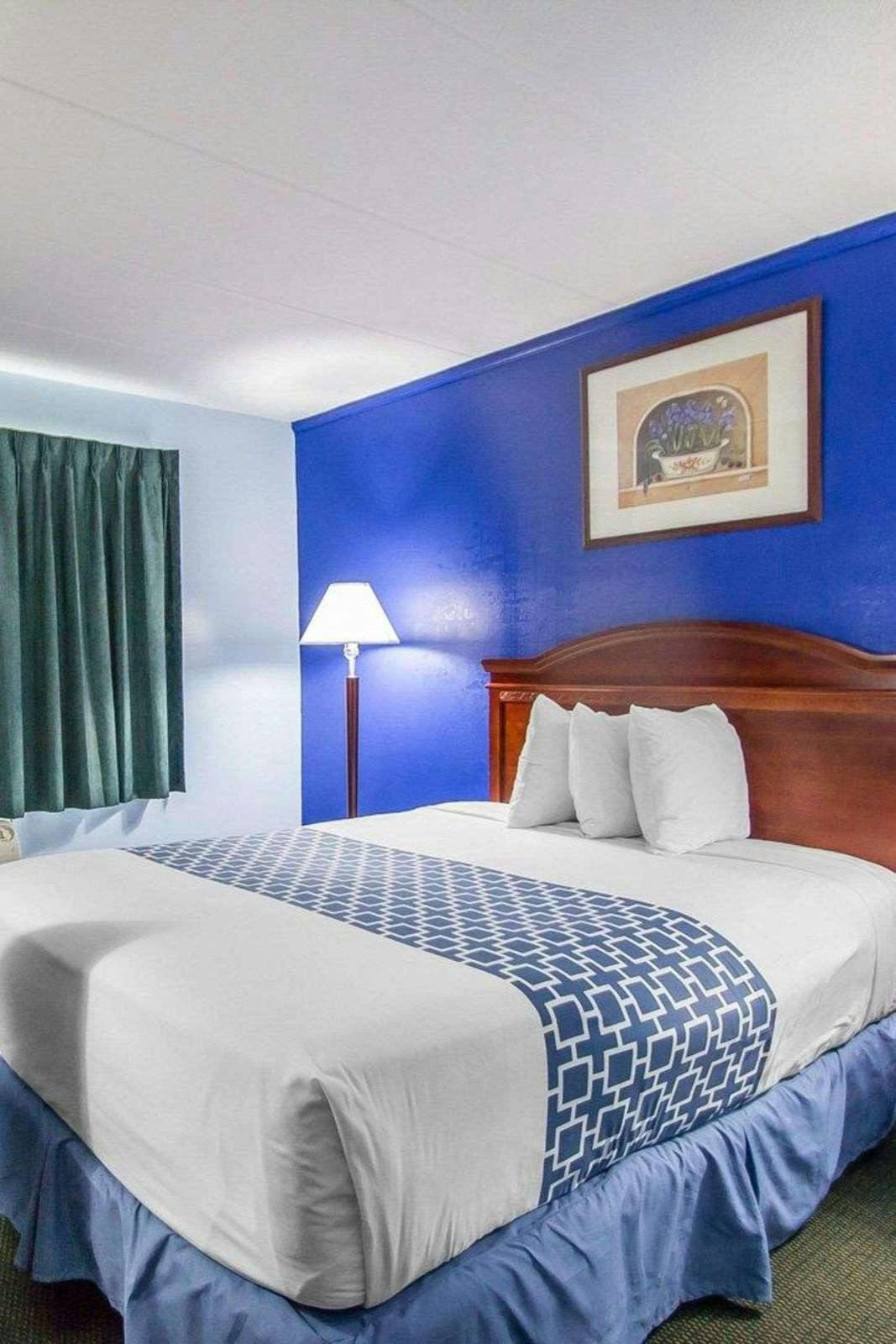 Hotel Econo Lodge Inn & Suites Windsor Locks Bradley Airport photo 1