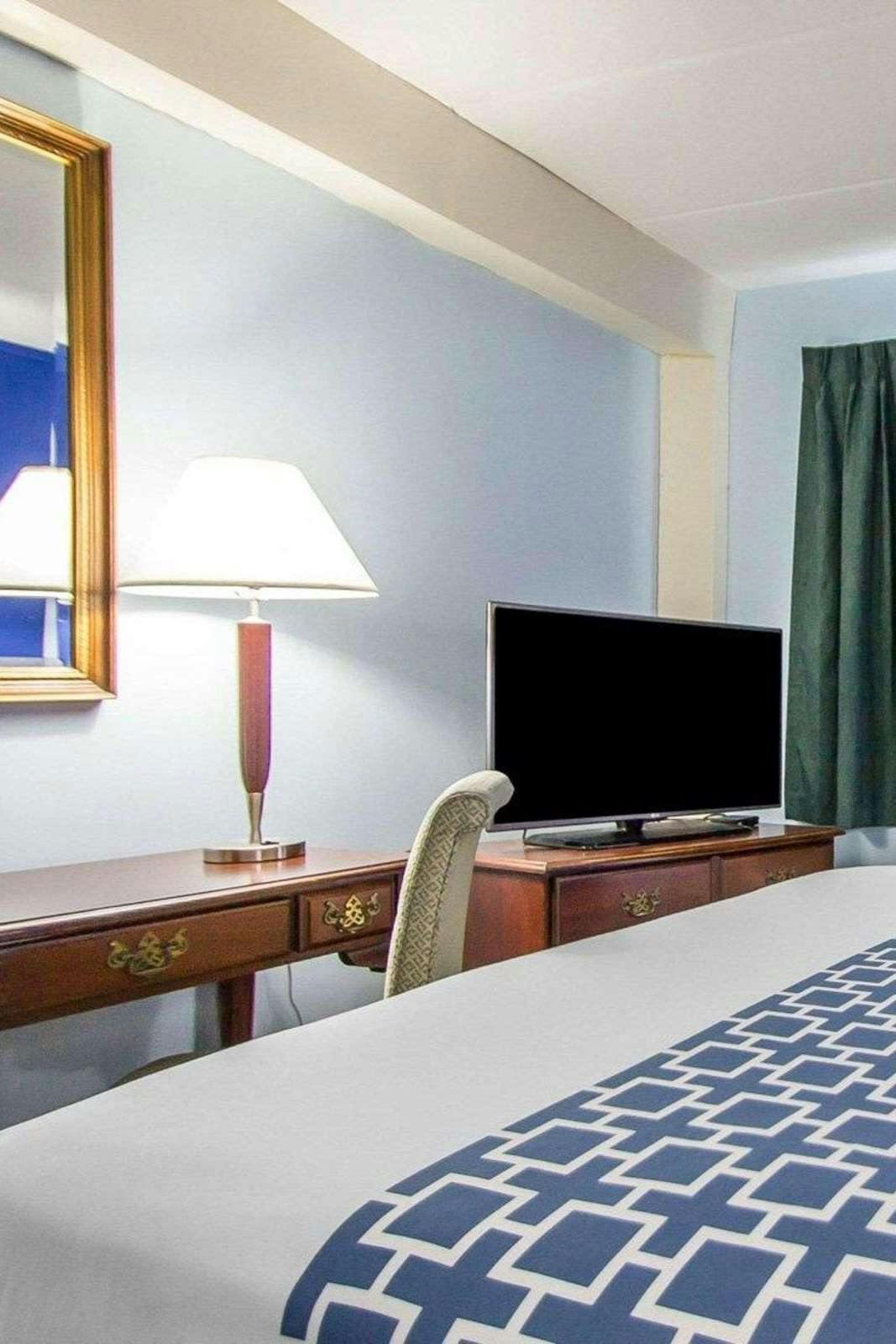 Hotel Econo Lodge Inn & Suites Windsor Locks Bradley Airport photo 2