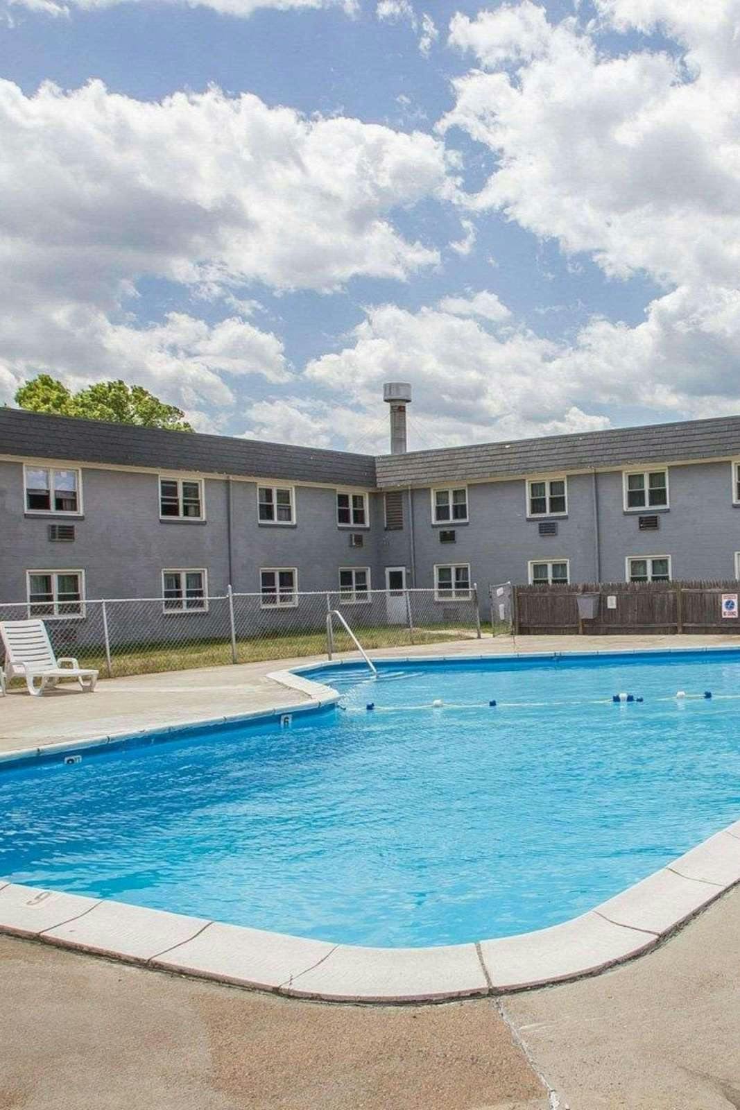 Hotel Econo Lodge Inn & Suites Windsor Locks Bradley Airport photo 4