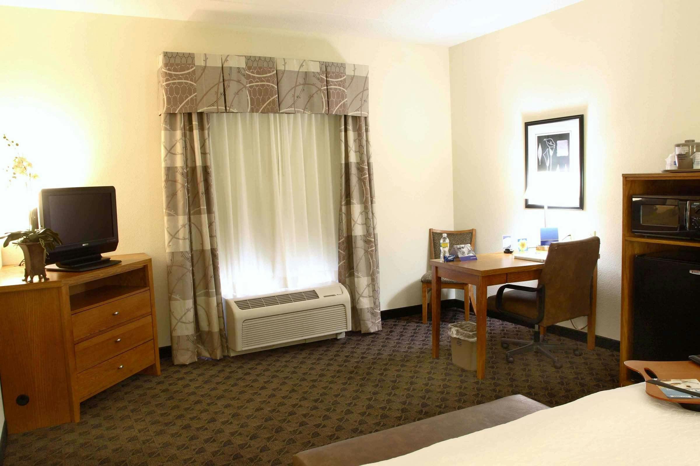 Hotel Hampton Inn & Suites Chesapeake-Square Mall photo 4