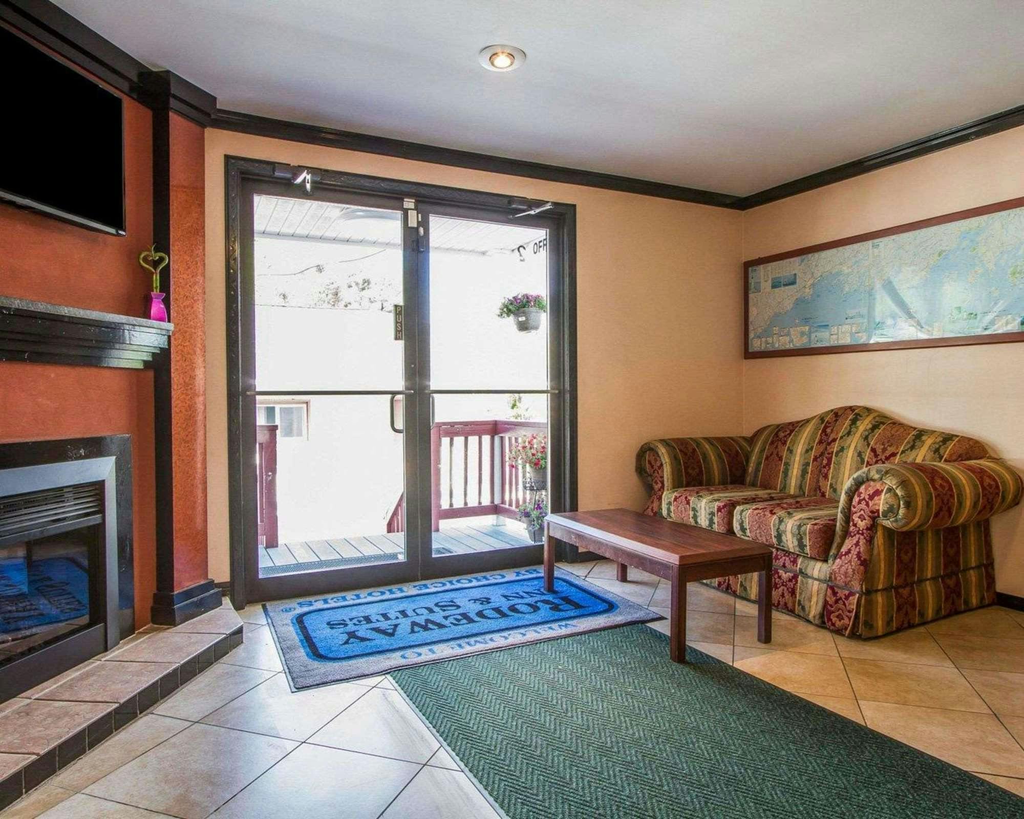 Hotel Rodeway Inn & Suites Brunswick Near Hwy 1 photo 3