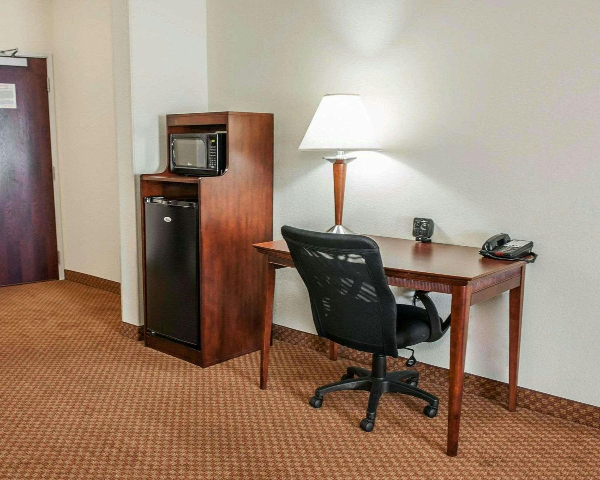 Hotel Comfort Suites near Indianapolis Airport photo 2