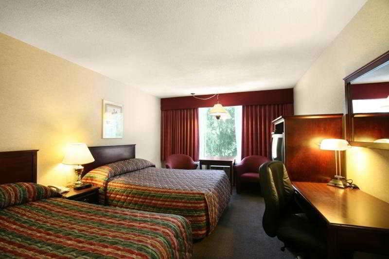 Hotel Sandman Hotel & Suites Kelowna photo 1