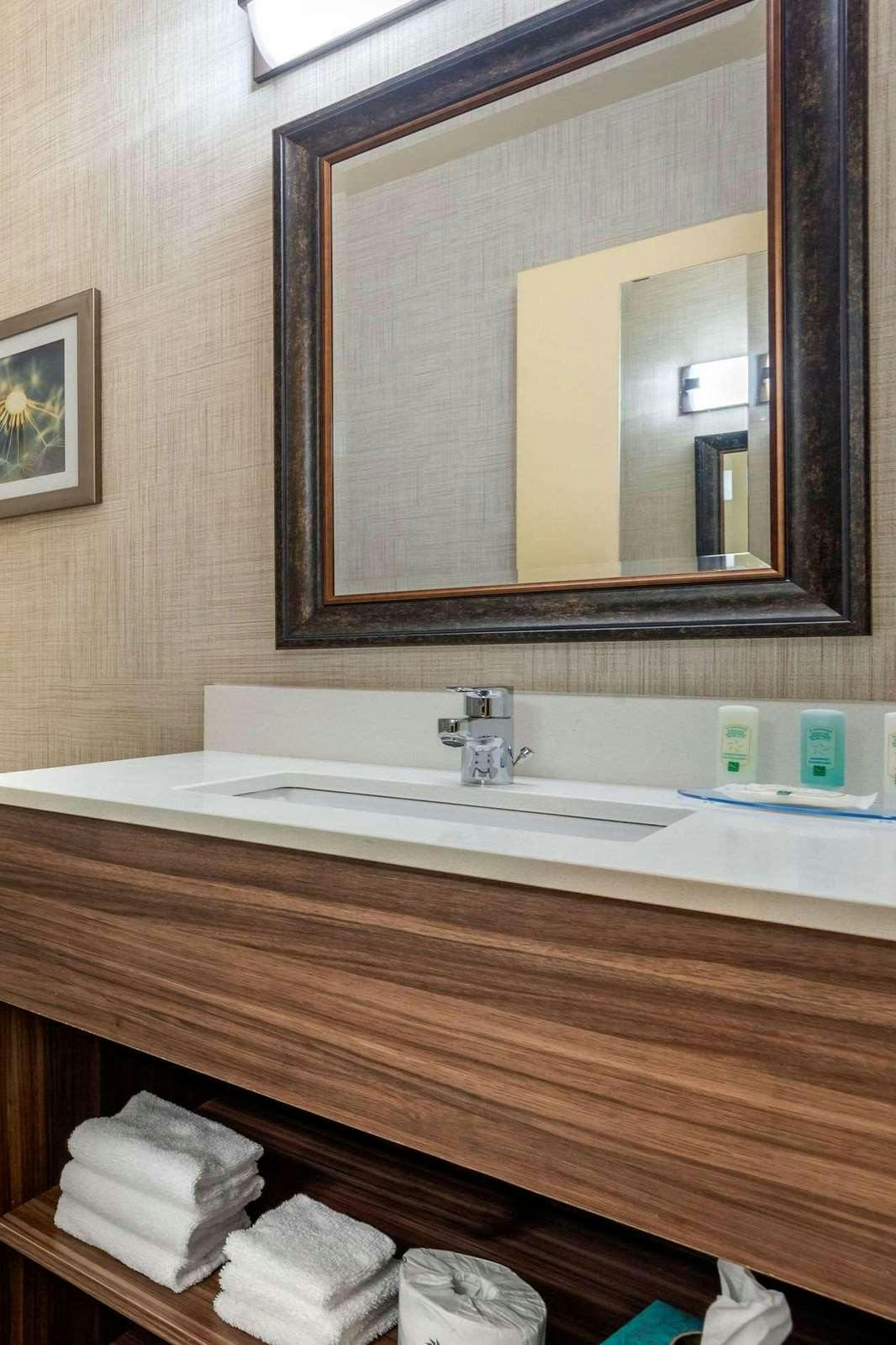 Hotel Quality Suites Whitby photo 5