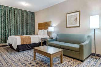 Hotel Quality Suites Whitby photo 1