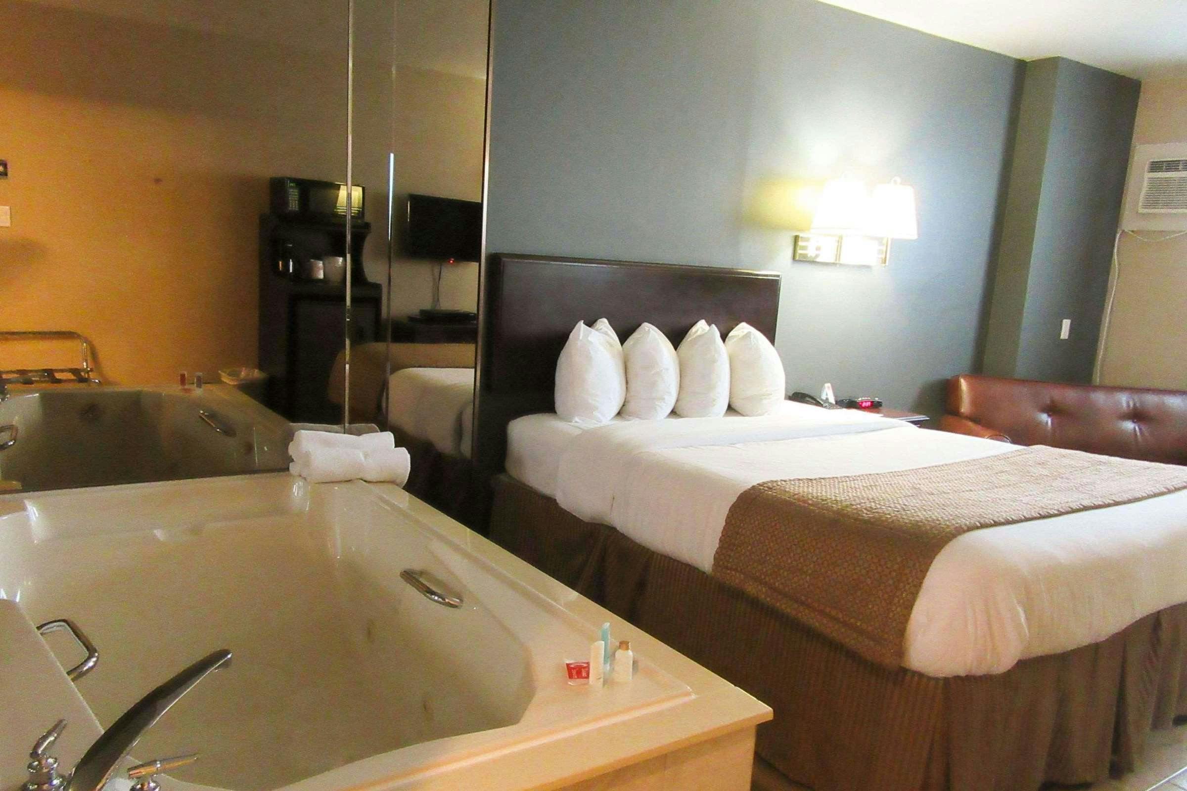 Hotel Econo Lodge Brossard, QC photo 2