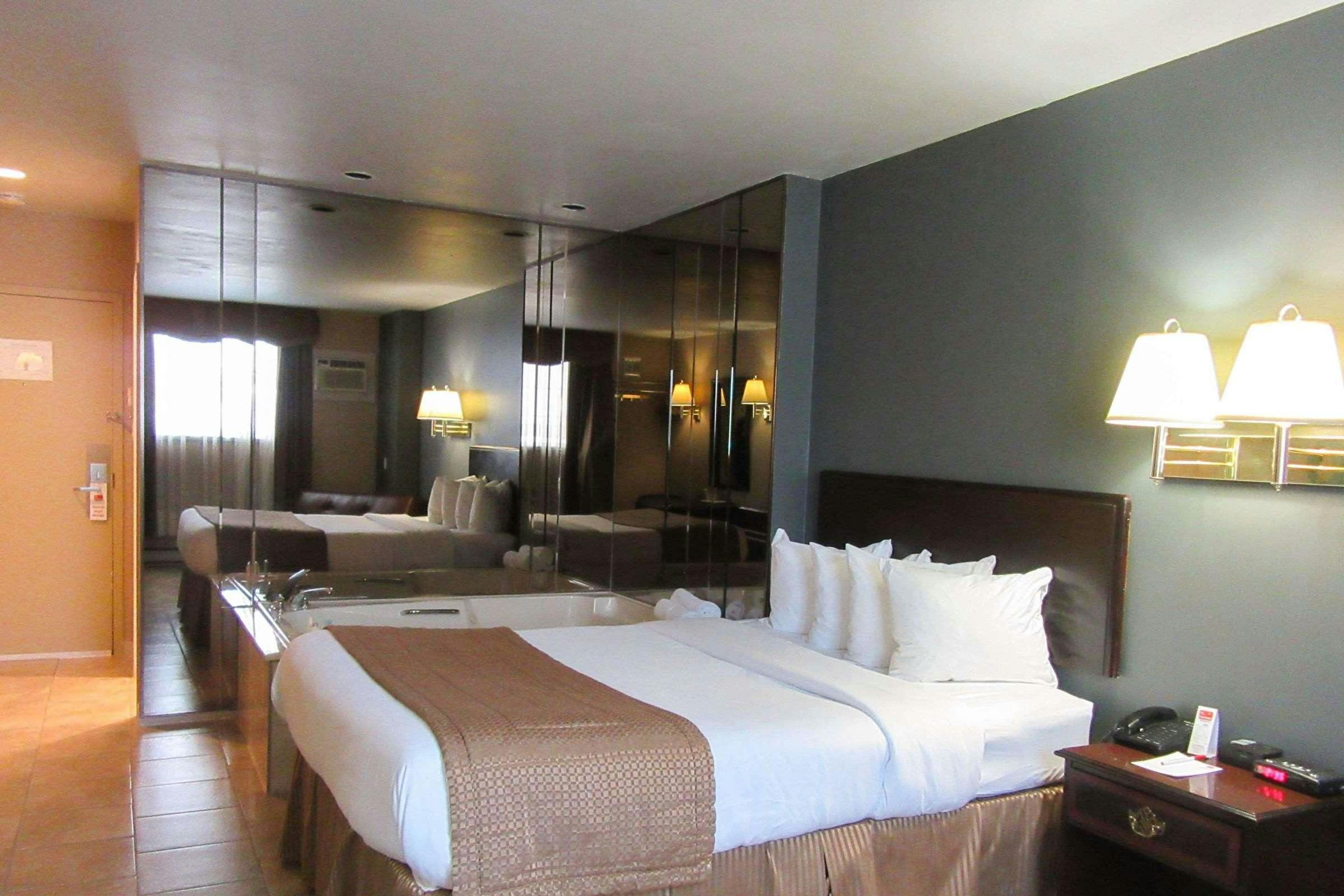 Hotel Econo Lodge Brossard, QC photo 1