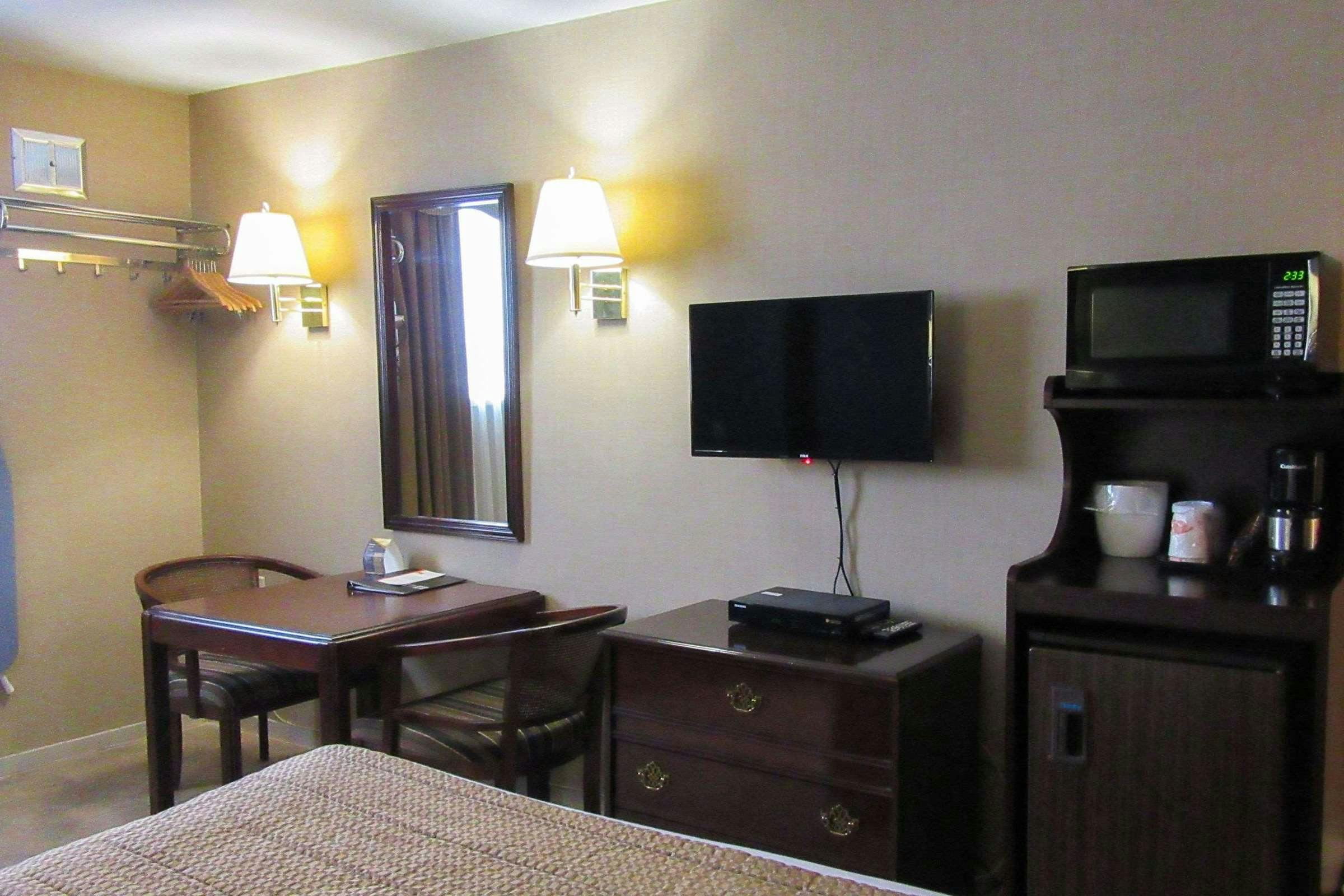 Hotel Econo Lodge Brossard, QC photo 3