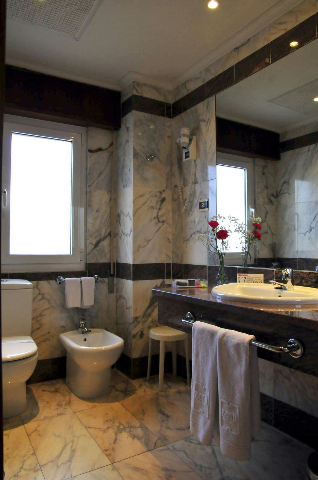 Hotel Hotel Zenit Dos Infantas photo 3