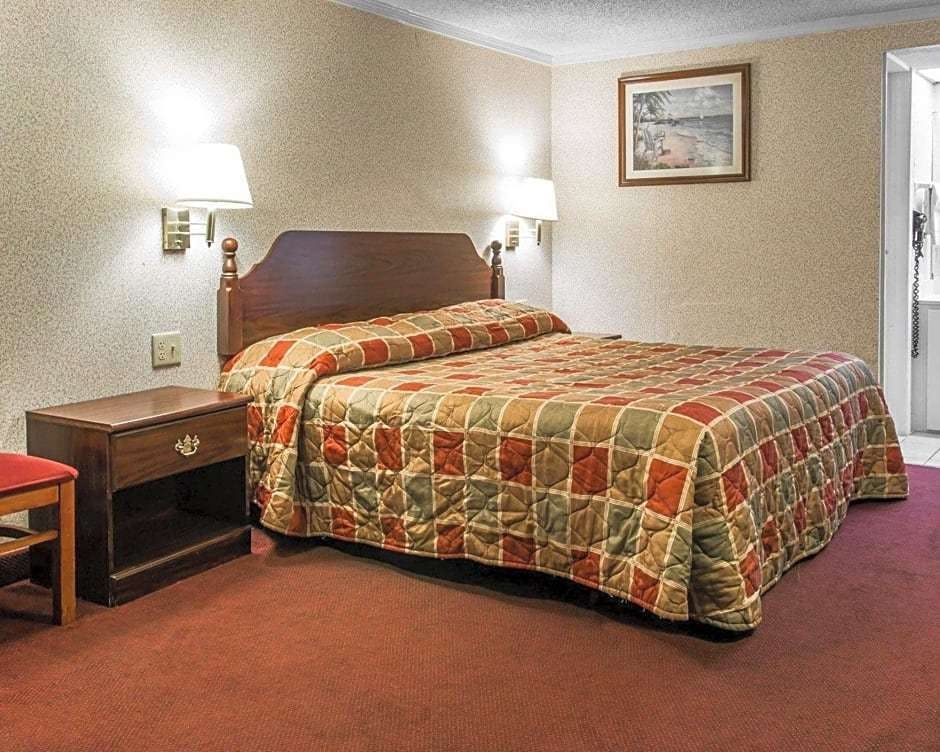 Hotel Rodeway Inn Madison Heights - Detroit photo 1