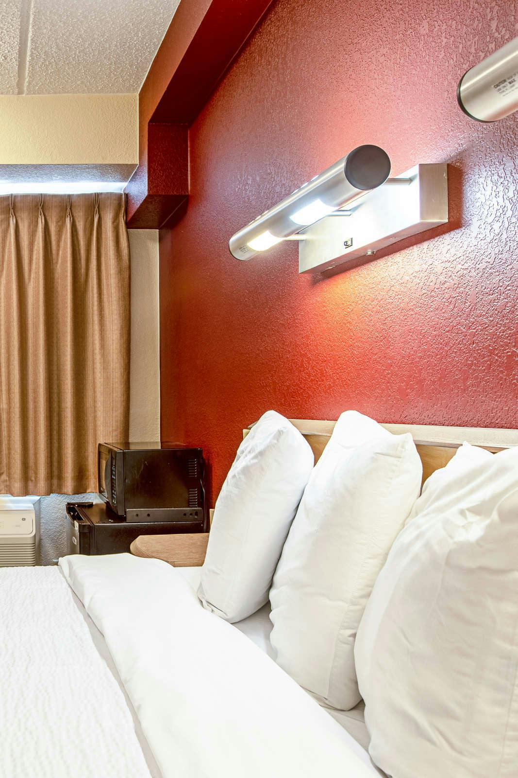 Hotel Red Roof Inn Fairmont photo 5