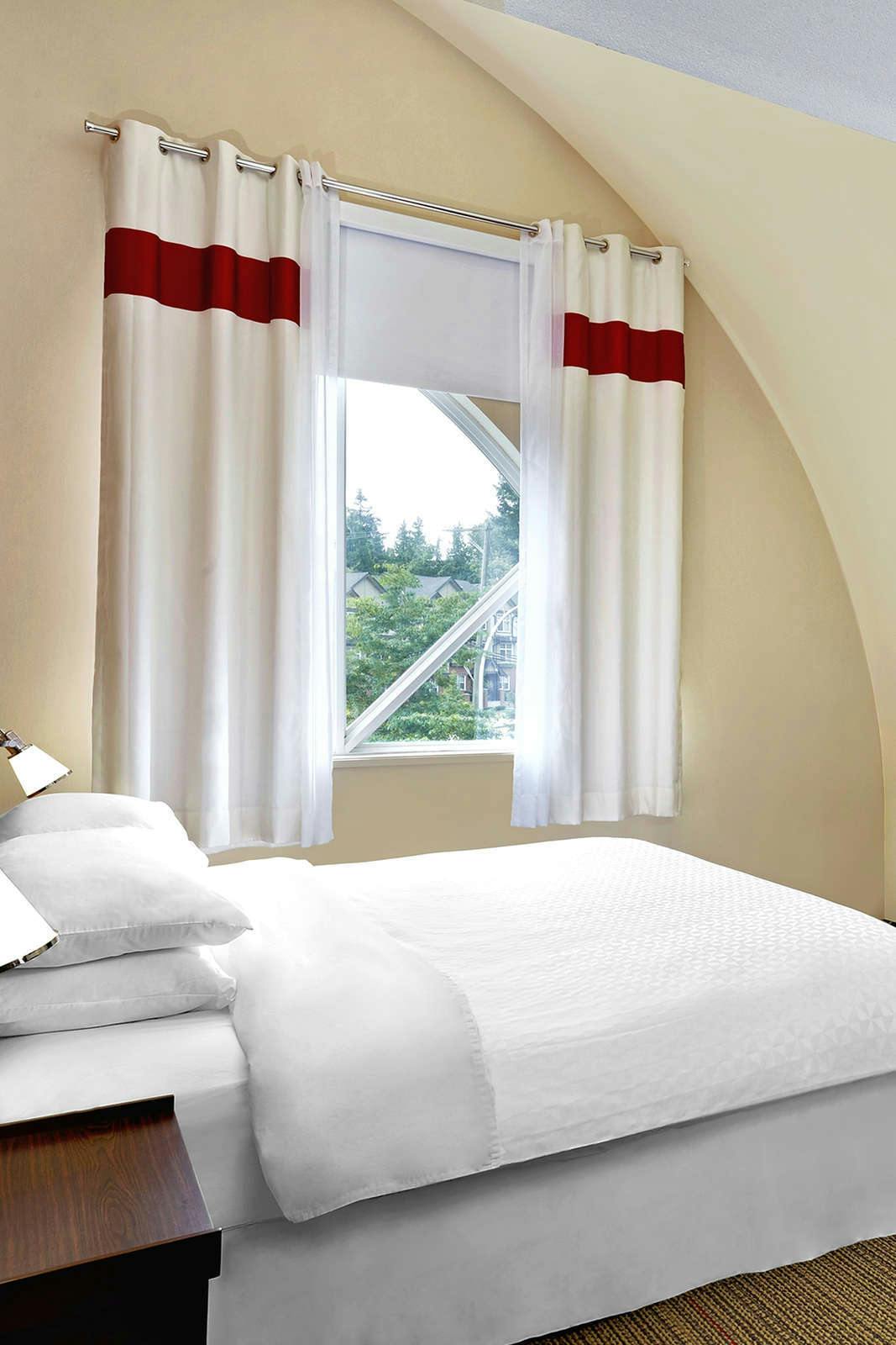 Hotel Four Points by Sheraton Surrey photo 1