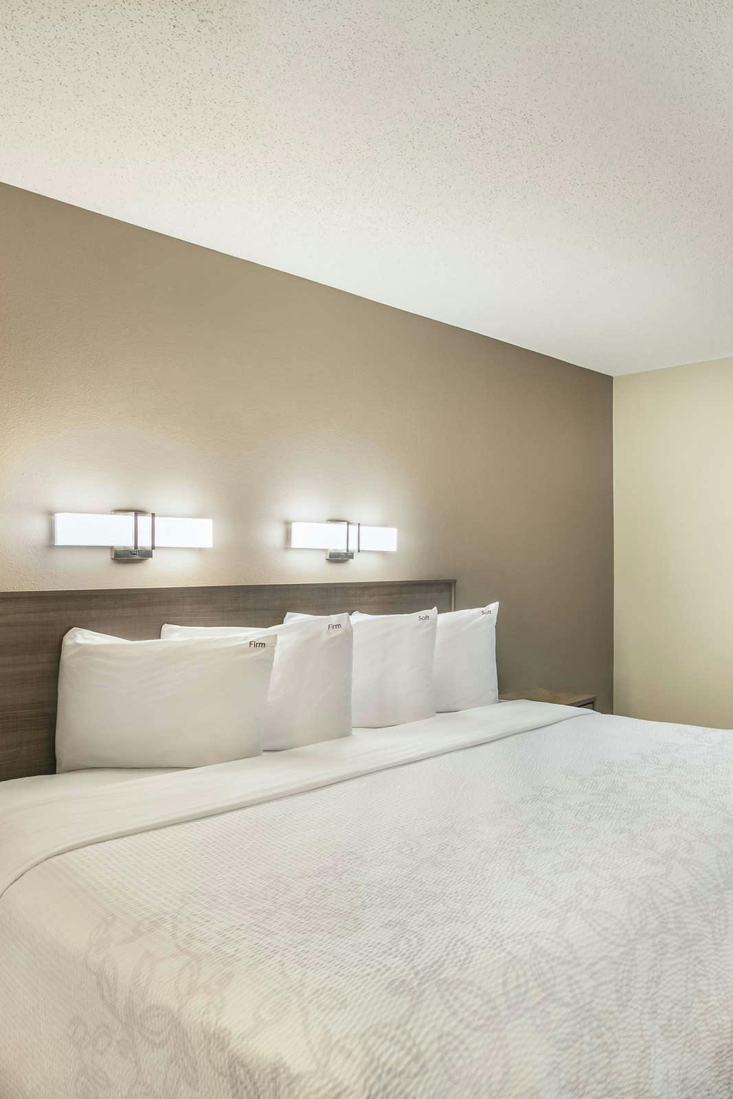 Hotel Red Roof PLUS+ Boston - Logan photo 3