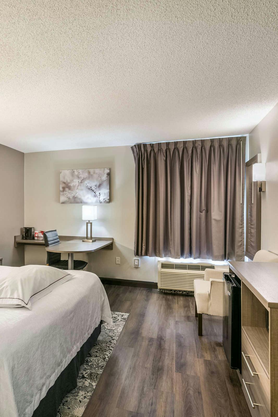 Hotel Red Roof PLUS+ Boston - Logan photo 4