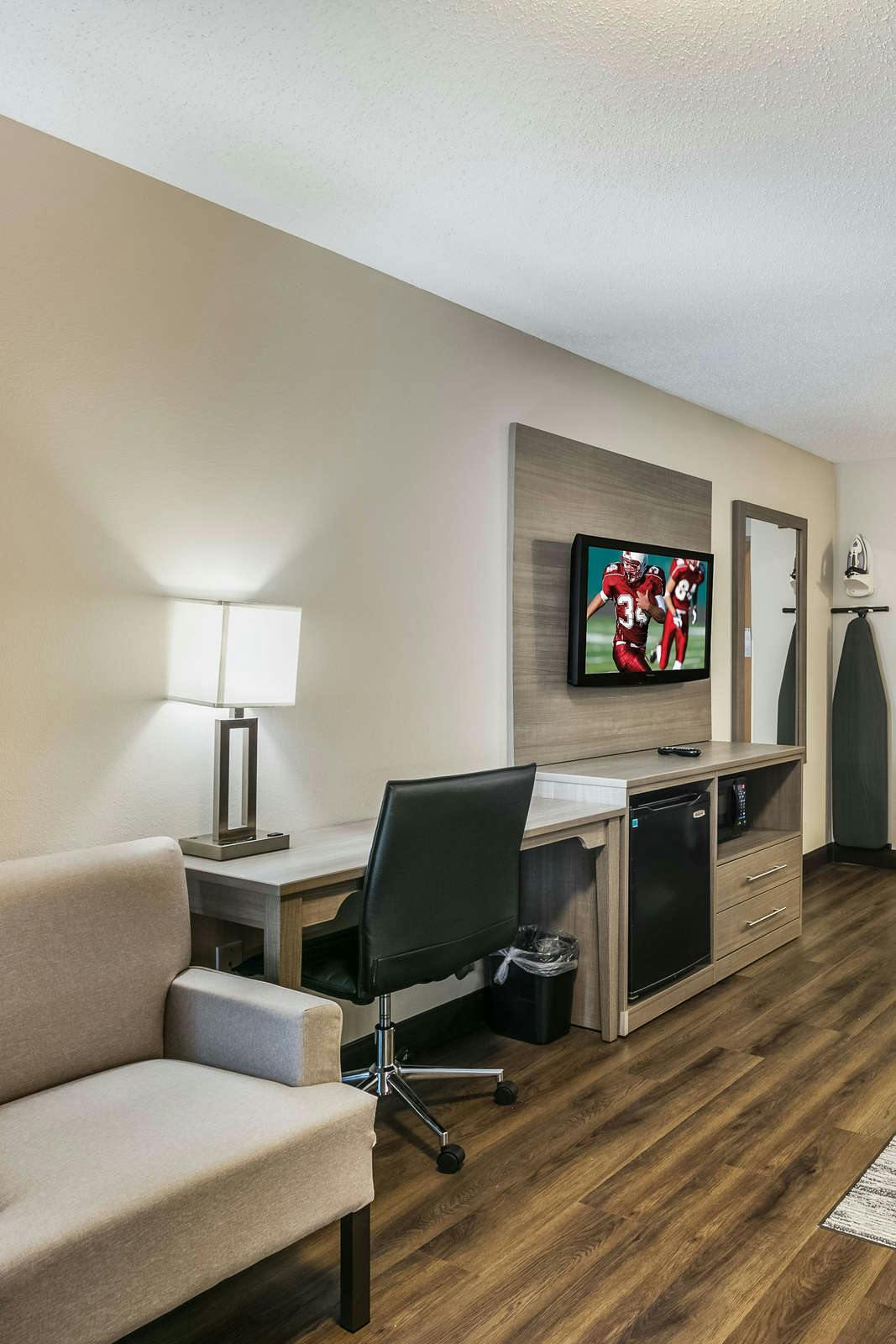 Hotel Red Roof PLUS+ Boston - Logan photo 5