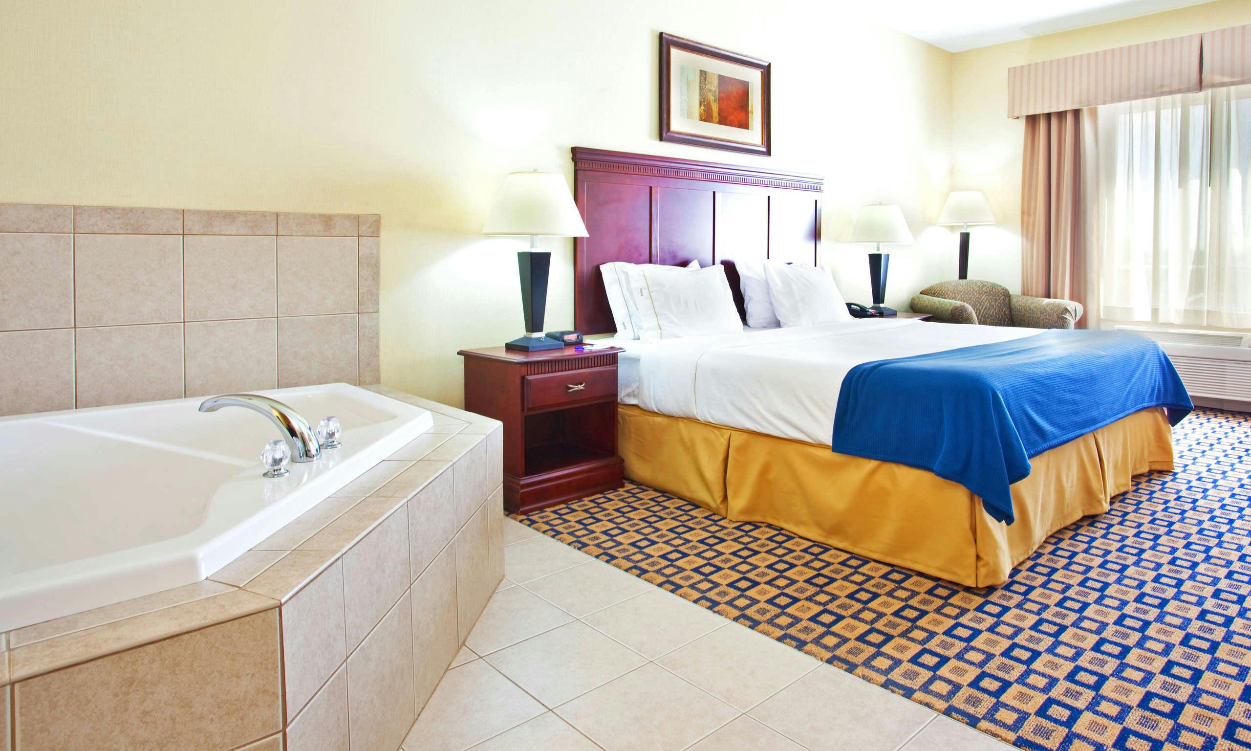 Holiday Inn Express Hotel & Suites Waukegan