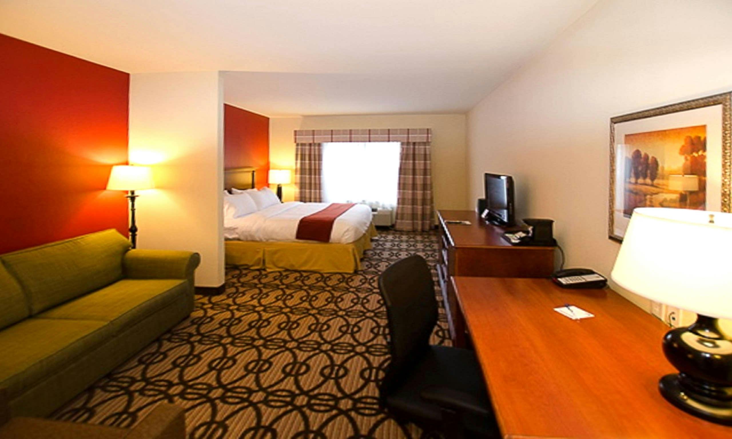 Holiday Inn Express & Suites Lagrange