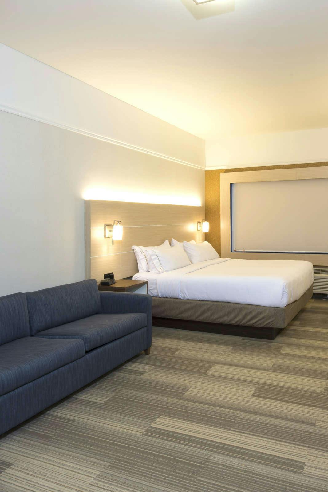 Hotel Holiday Inn Express & Suites Monroe photo 1