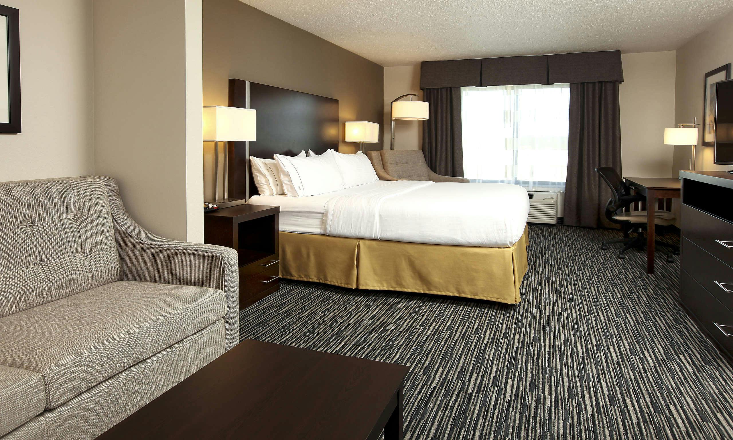 Holiday Inn Express & Suites Omaha South Ralston Arena