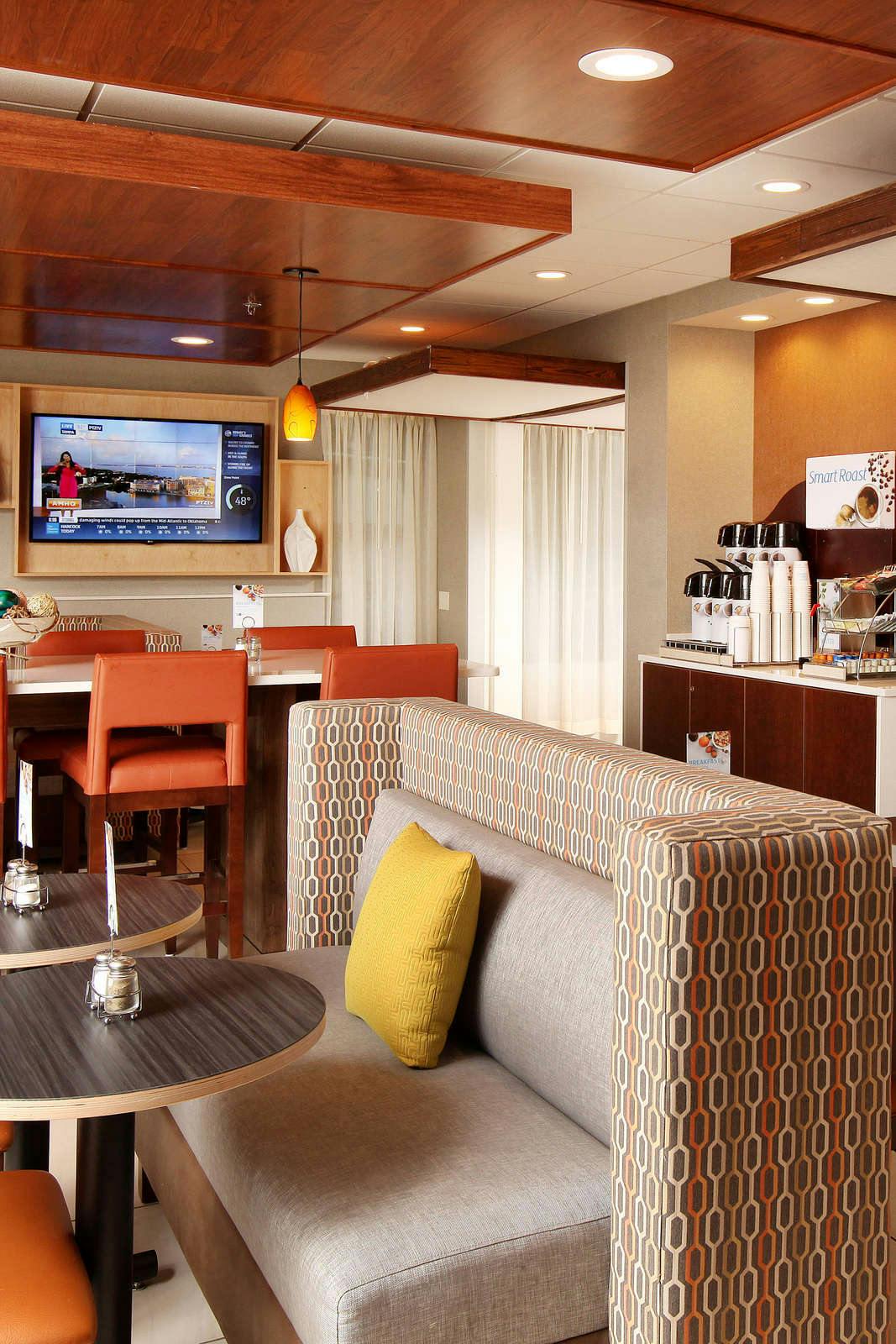 Hotel Holiday Inn Express & Suites Omaha South Ralston Arena photo 1