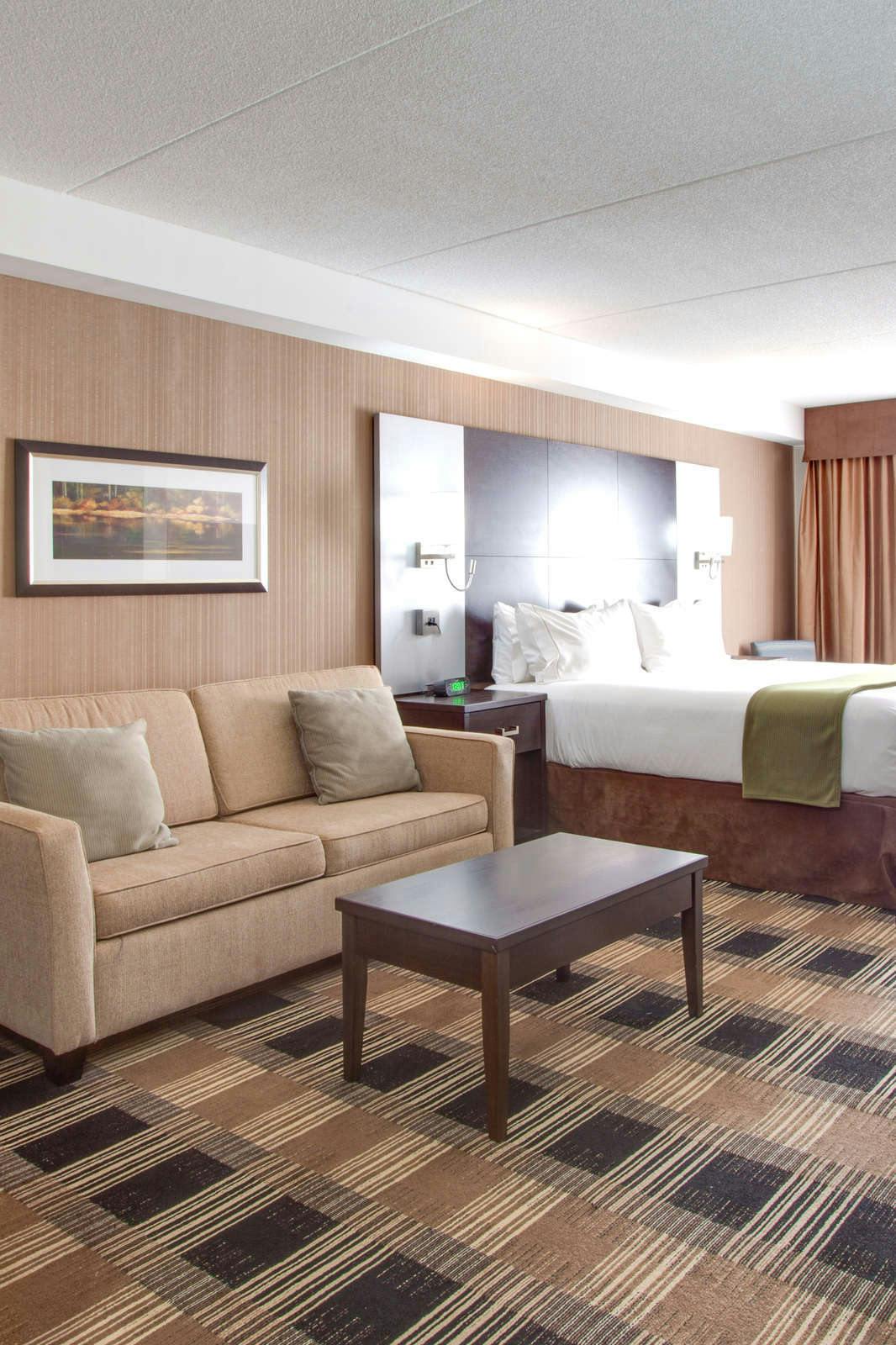 Hotel Holiday Inn Express & Suites Ottawa East Orleans photo 3