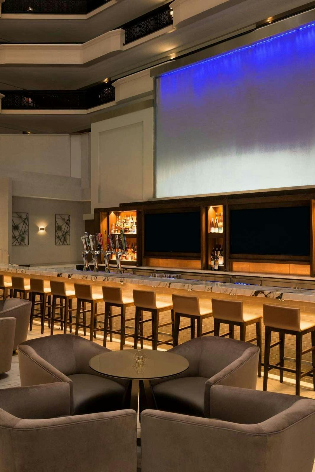 Hotel Embassy Suites by Hilton Phoenix Downtown North photo 2