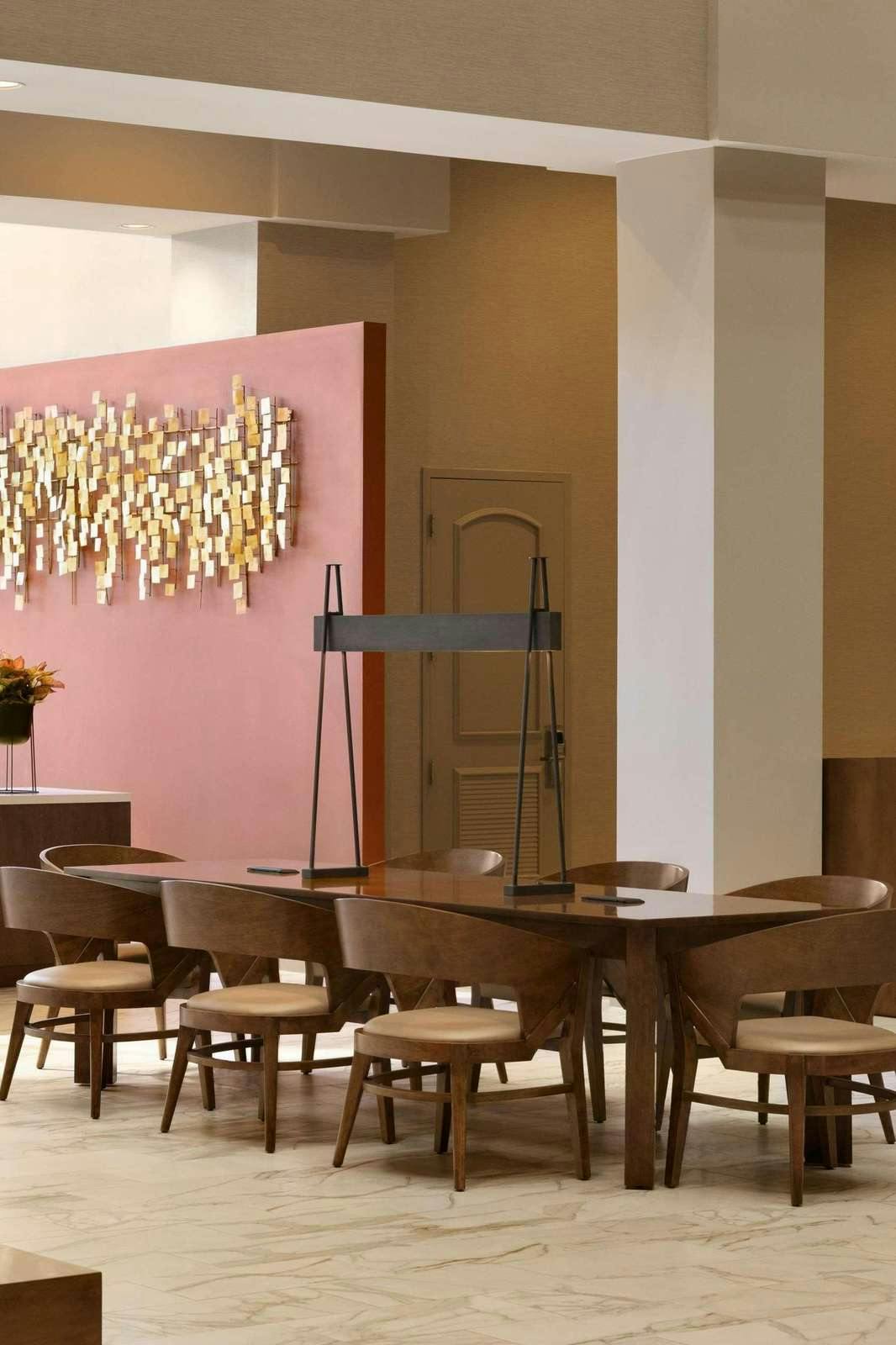 Hotel Embassy Suites by Hilton Phoenix Downtown North photo 3