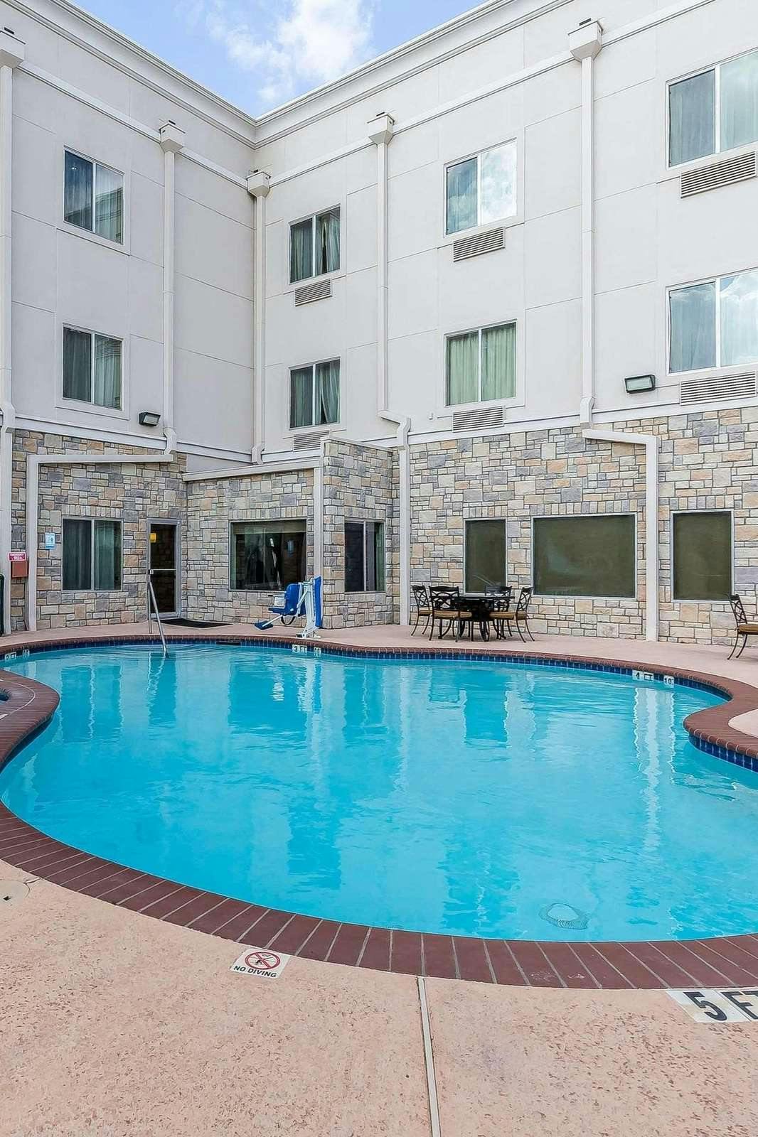 Hotel Comfort Suites Houston IAH Airport - Beltway 8 photo 4