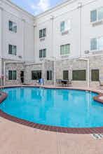 Hotel Comfort Suites Houston IAH Airport - Beltway 8 photo 4